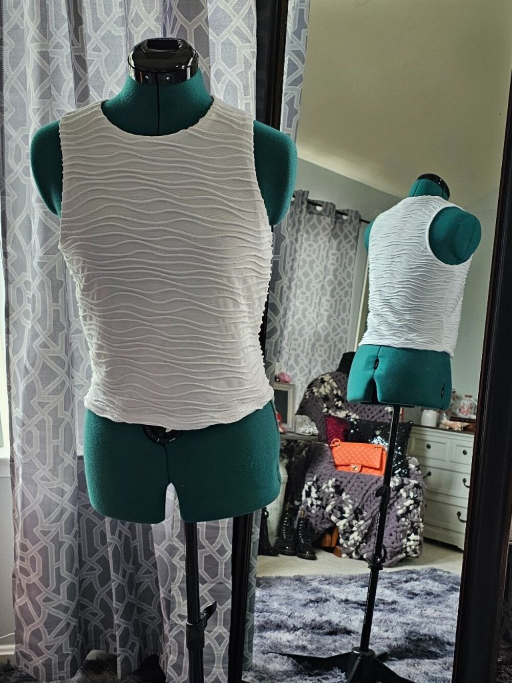 Faded Rose White Crinkle Textured Sleeveless Top – Ripple Knit Stretch – Size M